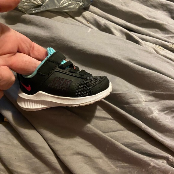 New lil girl 3c Nike shoes - Picture 3 of 6